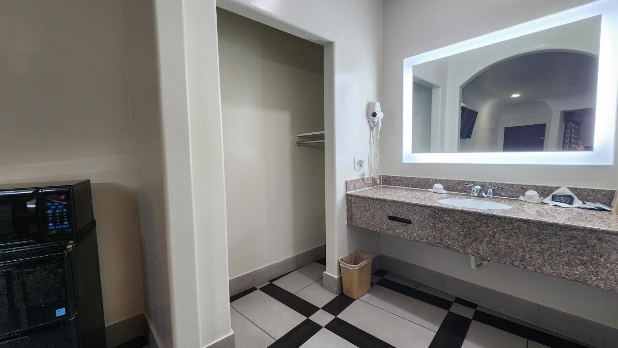 Scottish Inn & Suites Sam Houston Parkway Zewnętrze zdjęcie