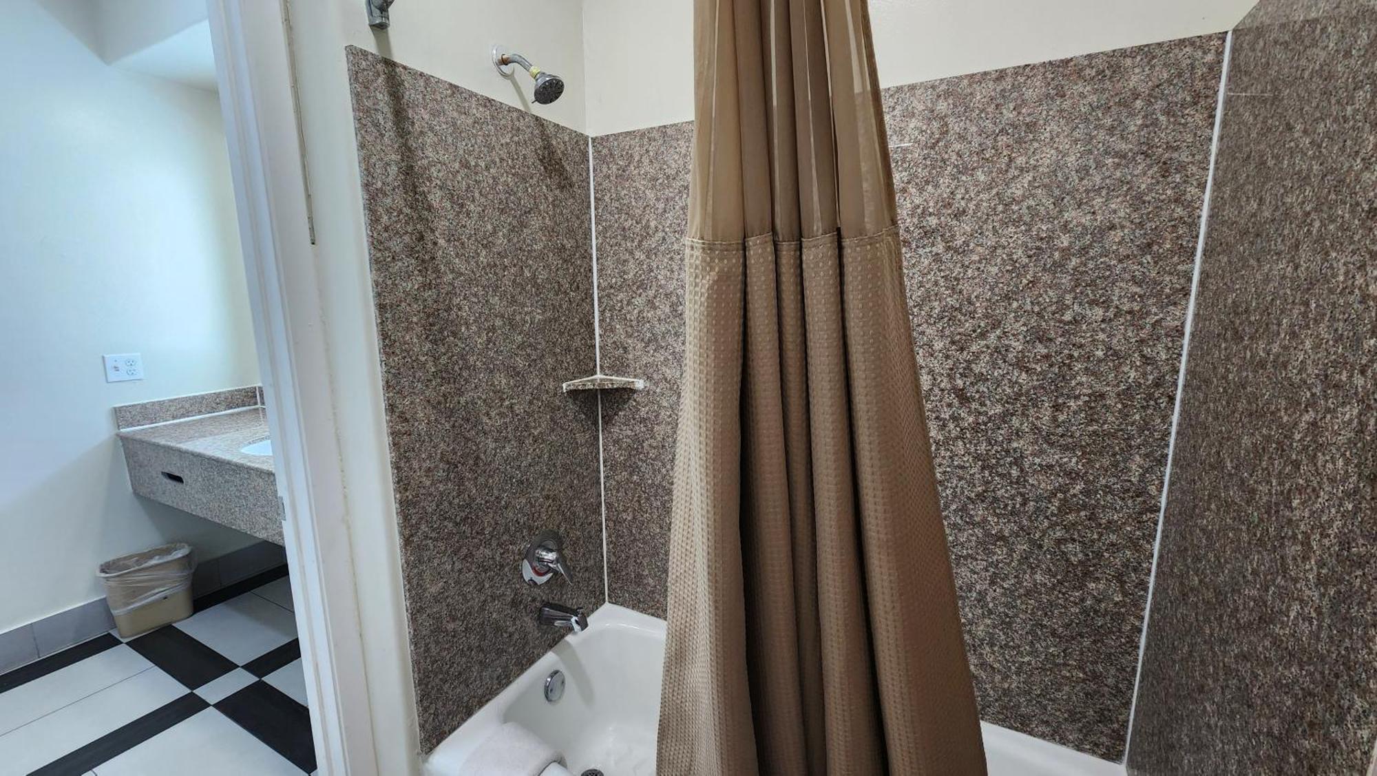 Scottish Inn & Suites Sam Houston Parkway Zewnętrze zdjęcie