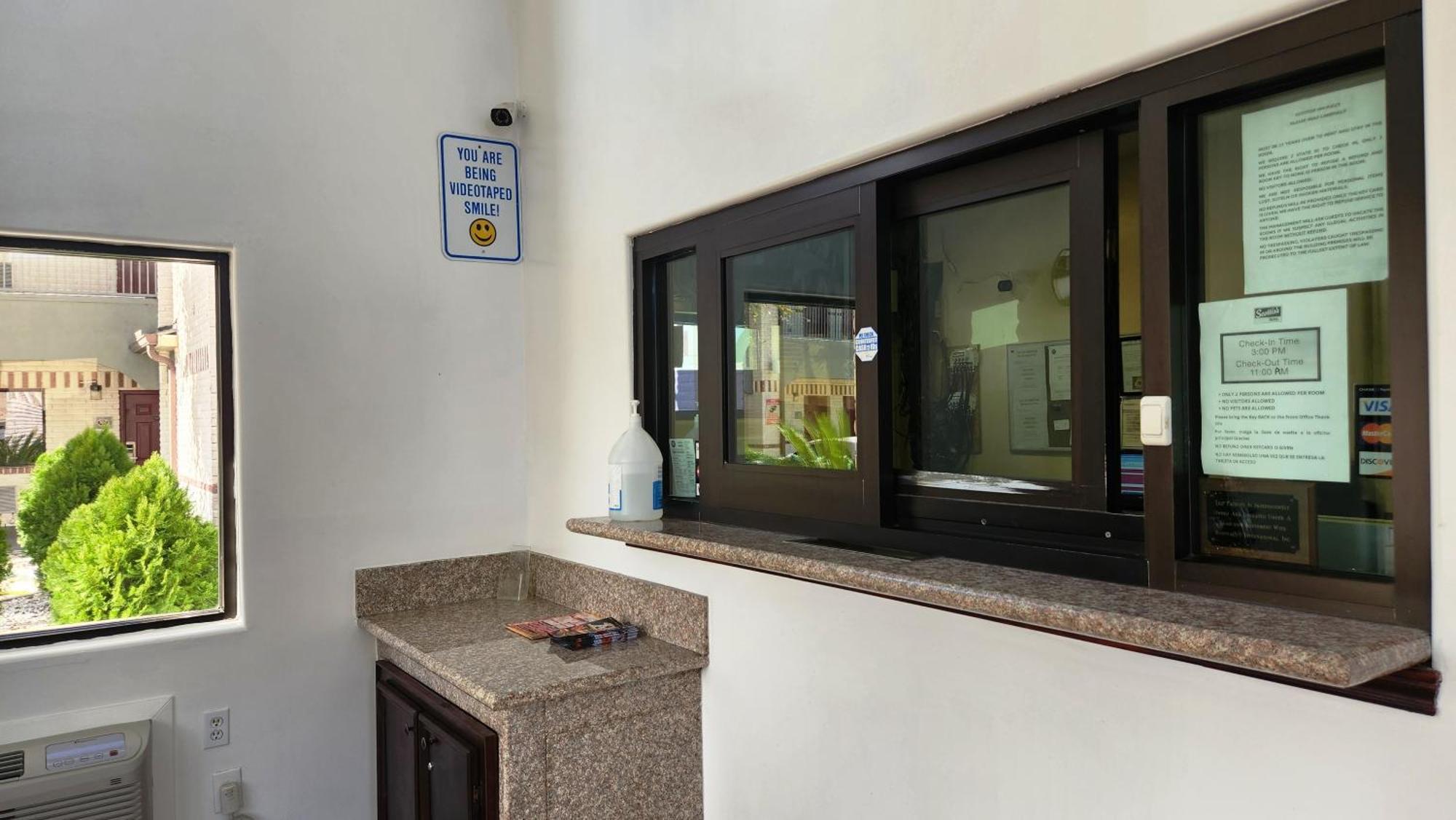 Scottish Inn & Suites Sam Houston Parkway Zewnętrze zdjęcie