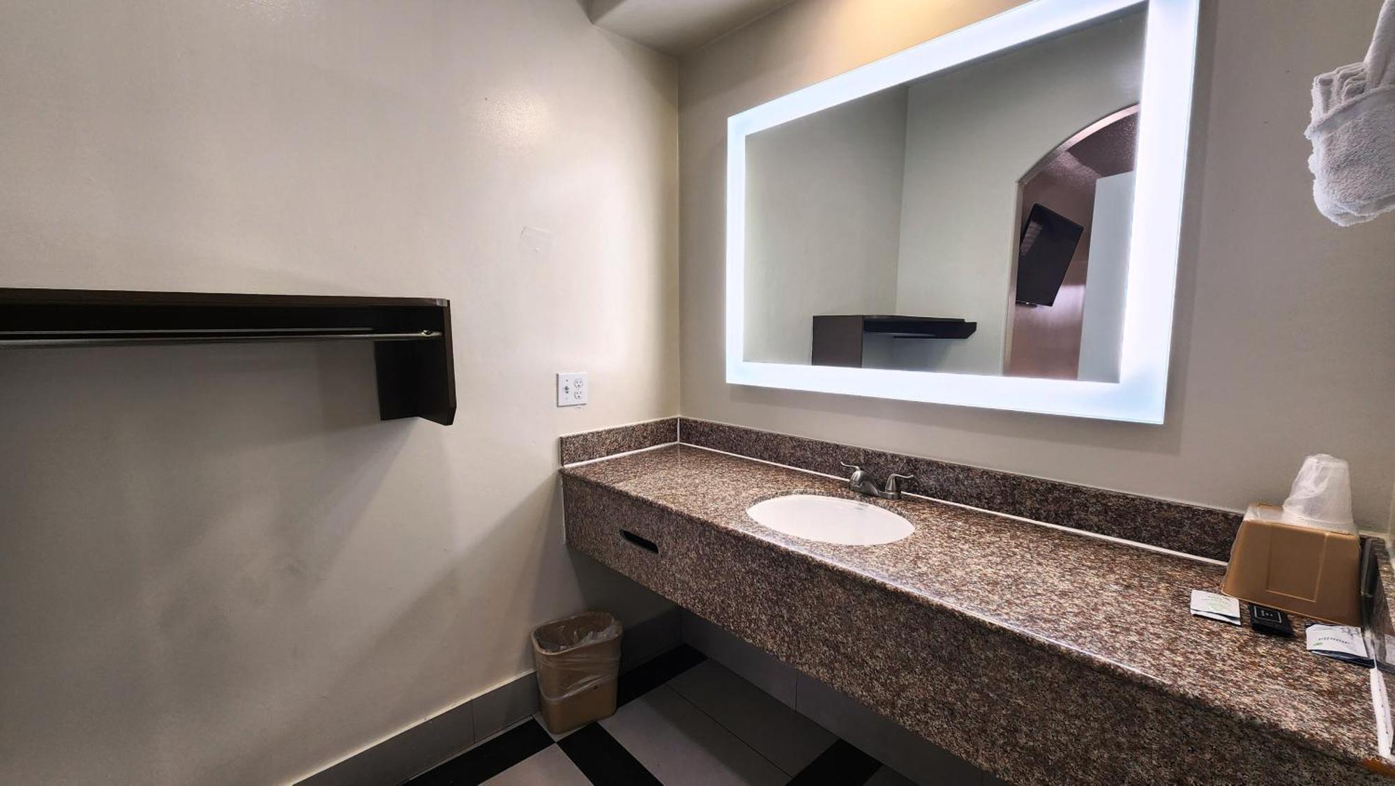 Scottish Inn & Suites Sam Houston Parkway Zewnętrze zdjęcie
