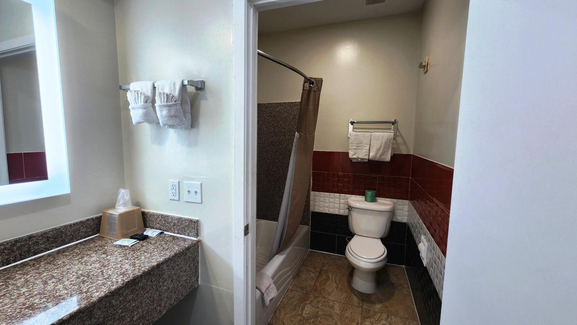 Scottish Inn & Suites Sam Houston Parkway Zewnętrze zdjęcie