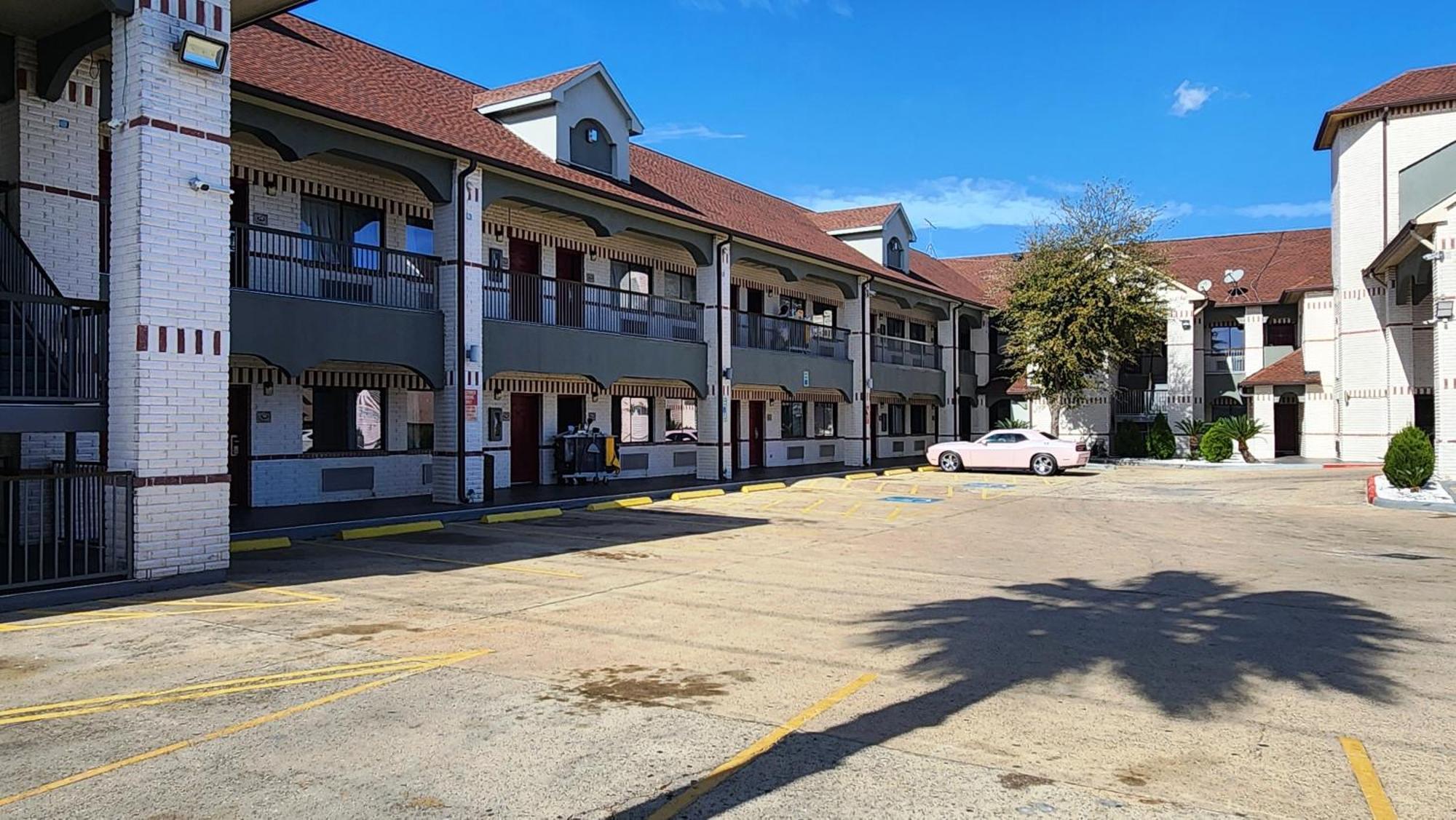 Scottish Inn & Suites Sam Houston Parkway Zewnętrze zdjęcie
